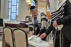 mohel-in-shul